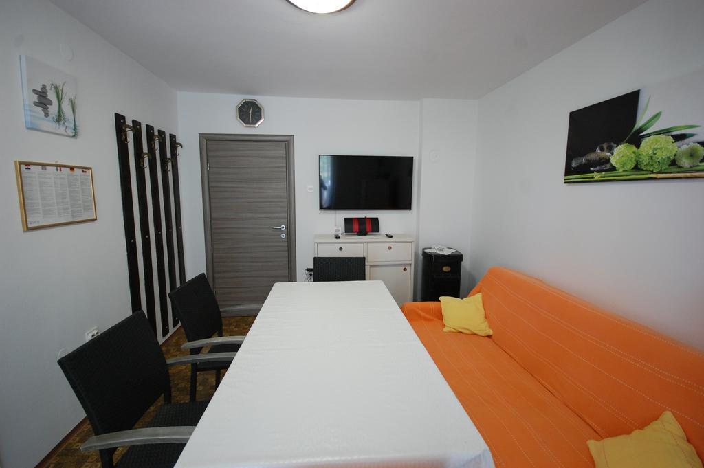 Apartments Jakobi By El-Pi Tours Njivice Exterior photo
